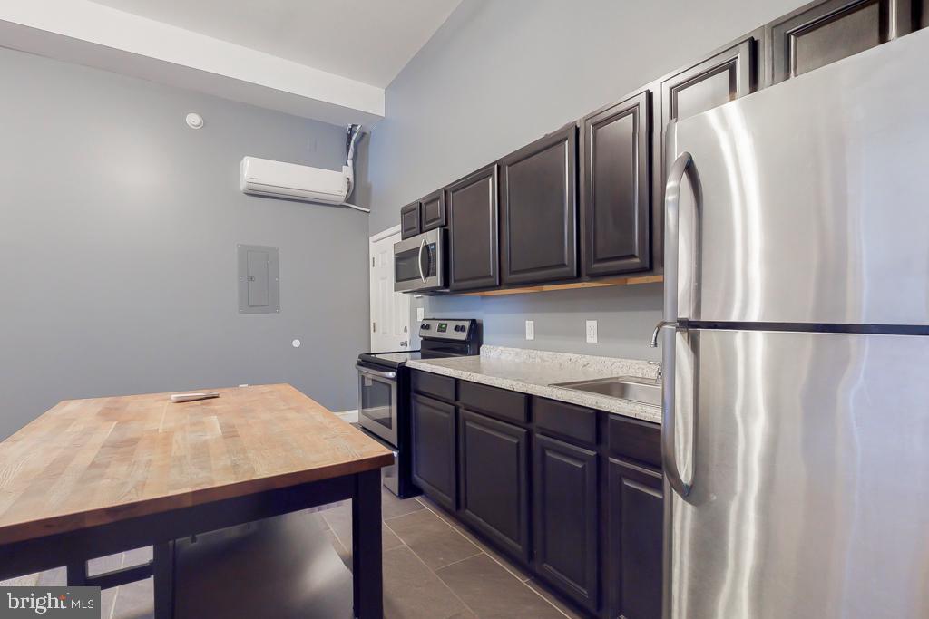 The apartment is situated within a renovated firehouse. It features an outdoor space with a fence. Convenient parking options are located nearby.
Bedrooms
1st bedroom is 13'x9'
Rooms and Interior
Recently rehabbed
Open floor plan
High ceilings
Vaulted ceiling
Hardwood floors
Carpet floors
Floor to ceiling windows
Ceiling fans
Kitchen and Bath
Stove/oven
Kitchen recently updated
Stainless steel appliances
Refrigerator
Microwave
Utilities and Extras
Central heat
Central air conditioning
Parking available
Washer/dryer included
Building and Surroundings
Vintage building
Recently renovated
90+ Walkscore
Park nearby
Lease Terms
Pets negotiable
Tenant pays gas and electric
One year lease
Dogs ok
Cats ok