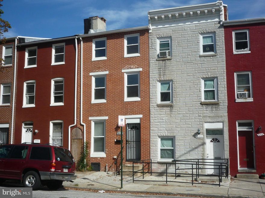 FULLY RENOVATED 3BD/2.5B ROWHOME IN HOPKINS EAST. GRANITE KITCHEN COUNTERS,STAINLESS STEEL APPLIANCES, GLEAMING HARDWOOD FLOORS, WALL-TO-WALL CARPET, NEWER GAS HEATING SYSTEM & CENTRAL AIR UNIT. *BRAND NEW STACKABLE CLOTHES WASHER/DRYER NEWLY INSTALLED*