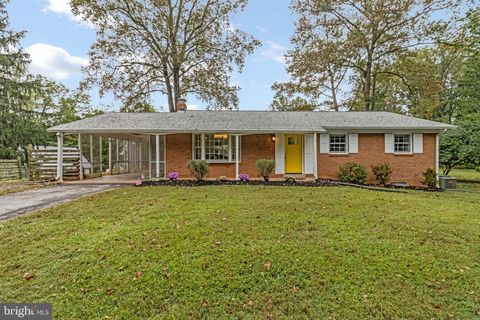 Photo of 4500 Oak Hill Road, ROCKVILLE, MD 20853 (MLS # MDMC2218964)