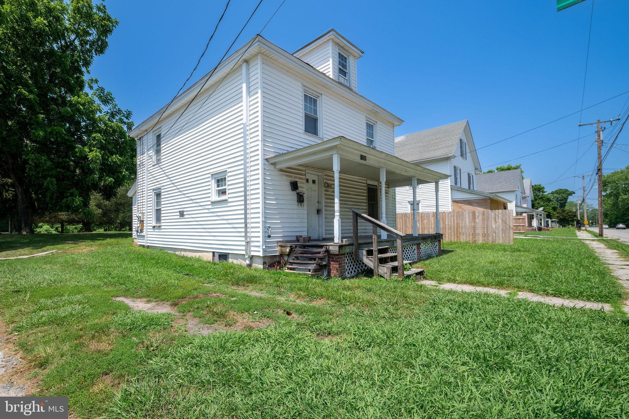 Main image without alt text