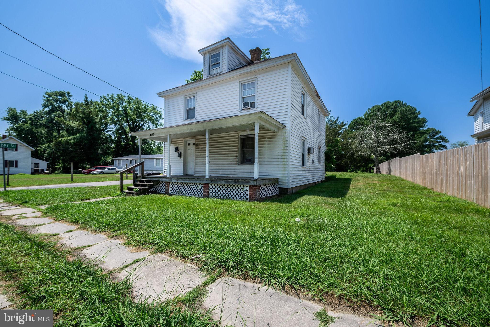 Main image without alt text