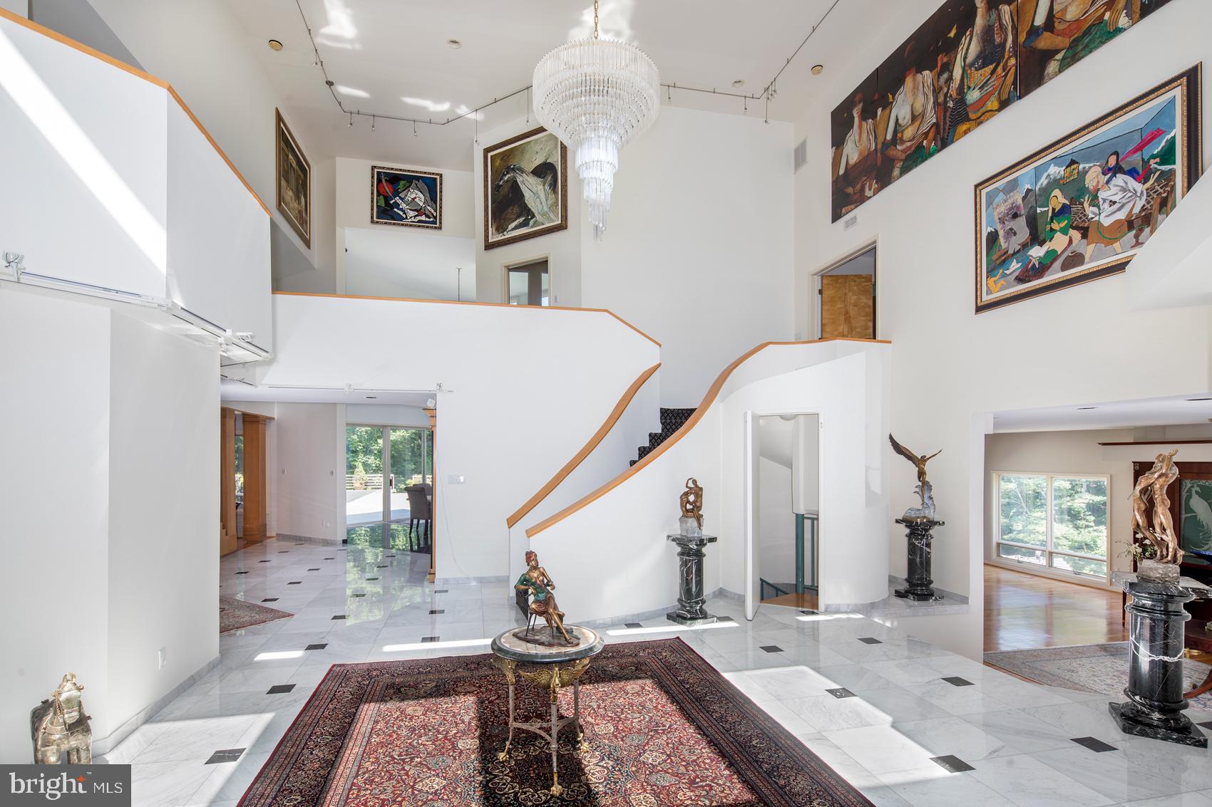 EXECUTIVE HOUSE - Residential