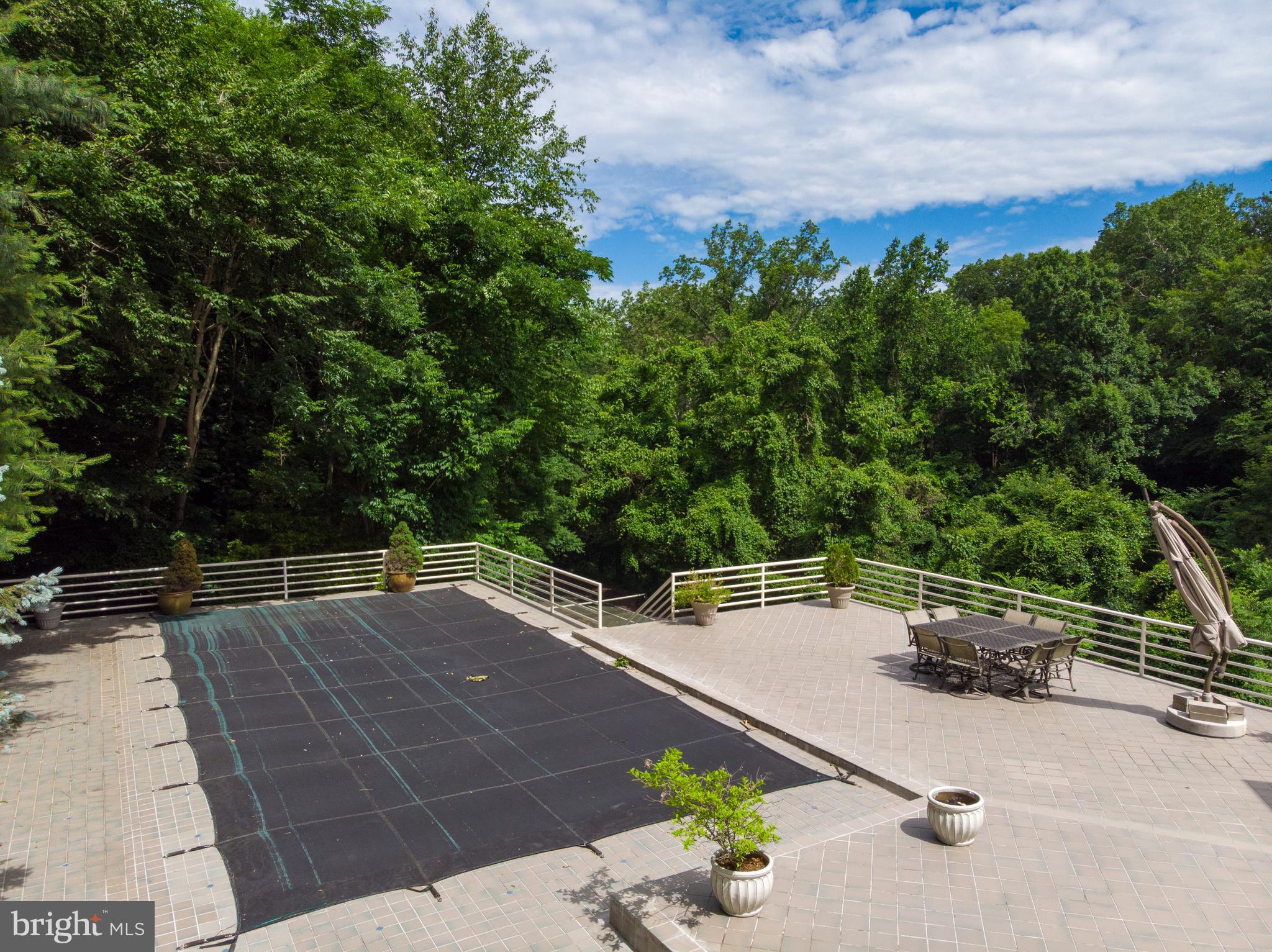 EXECUTIVE HOUSE - Residential