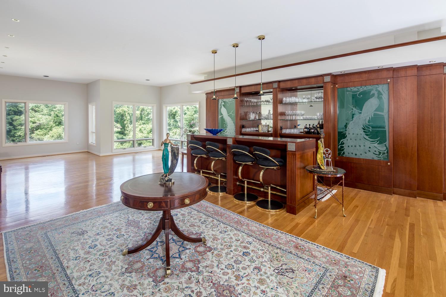 EXECUTIVE HOUSE - Residential