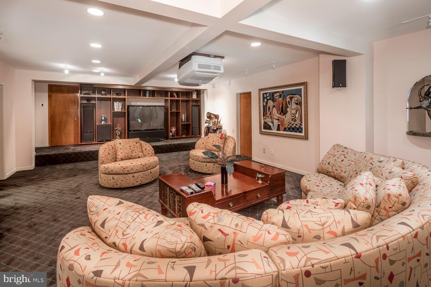 EXECUTIVE HOUSE - Residential