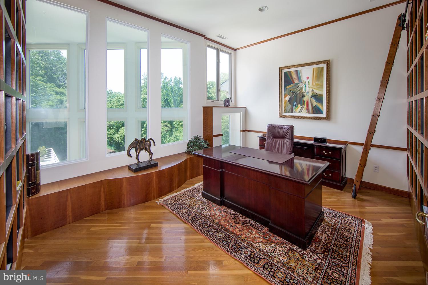 EXECUTIVE HOUSE - Residential