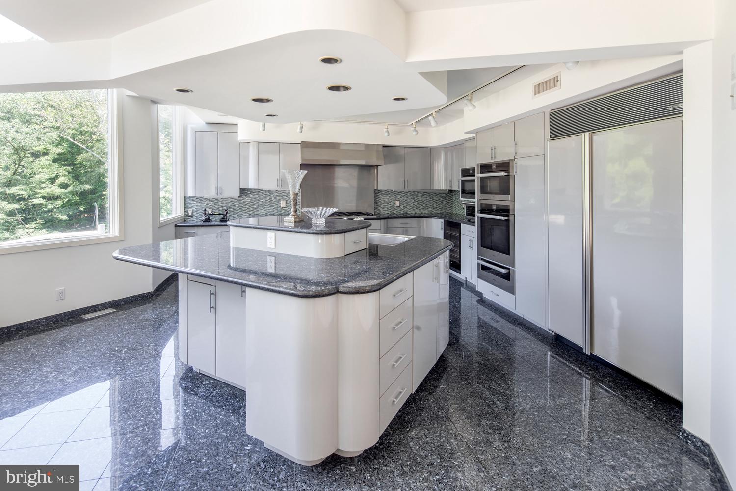 EXECUTIVE HOUSE - Residential