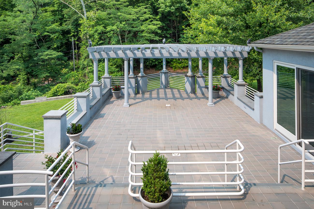 EXECUTIVE HOUSE - Residential