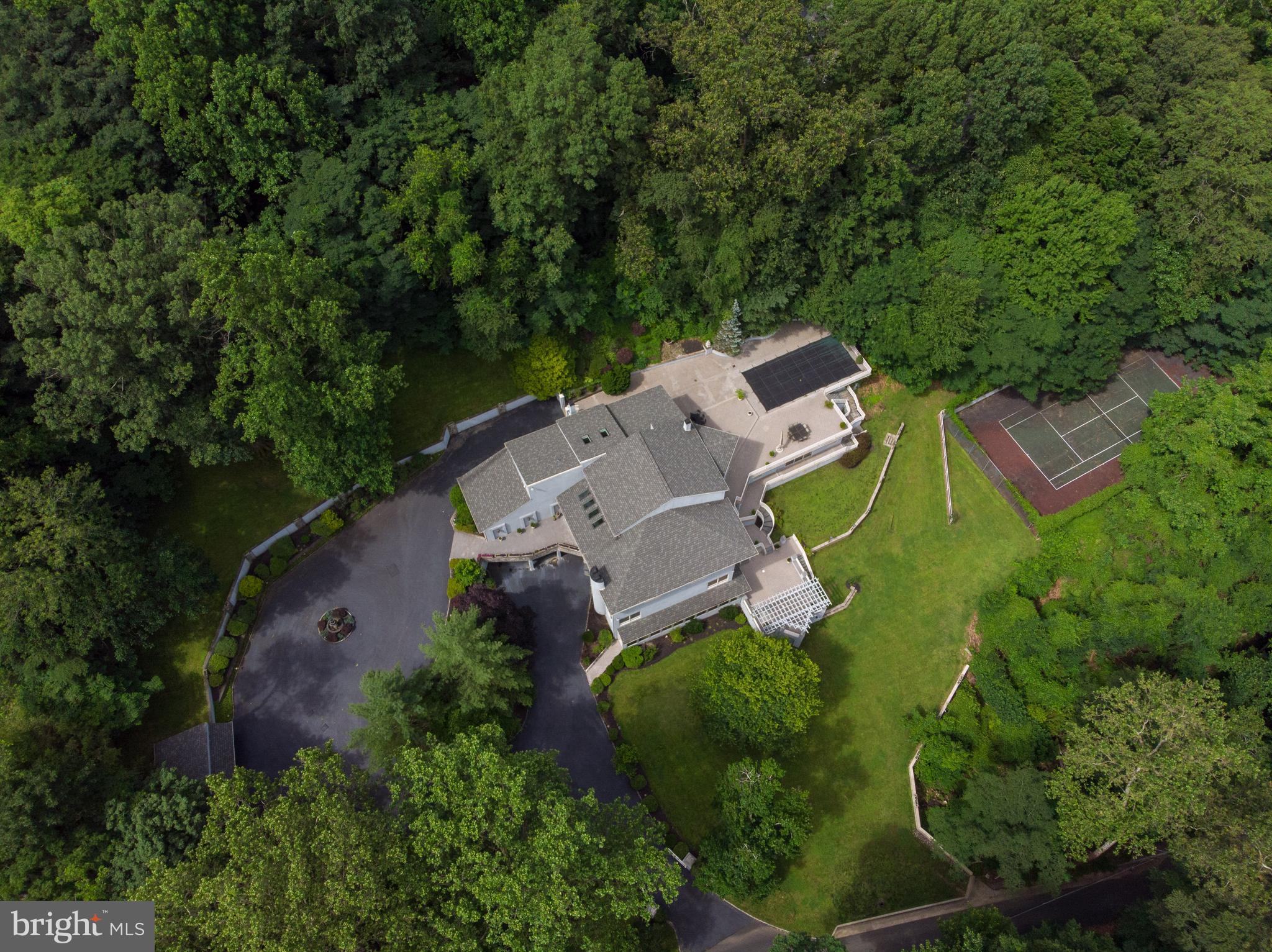 EXECUTIVE HOUSE - Residential