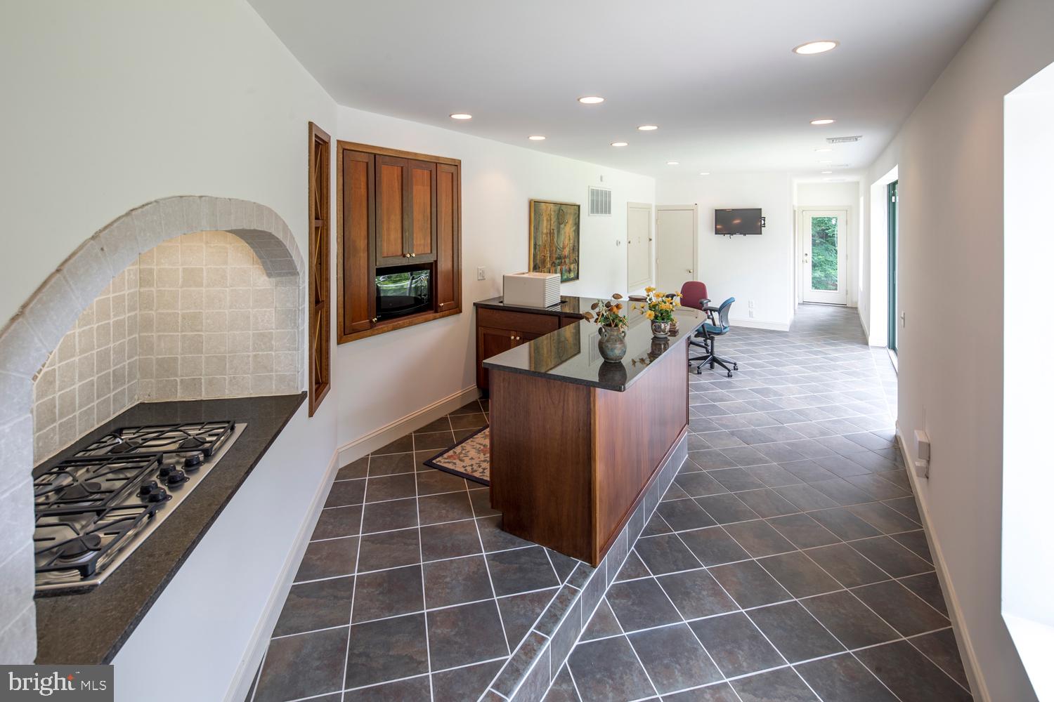 EXECUTIVE HOUSE - Residential