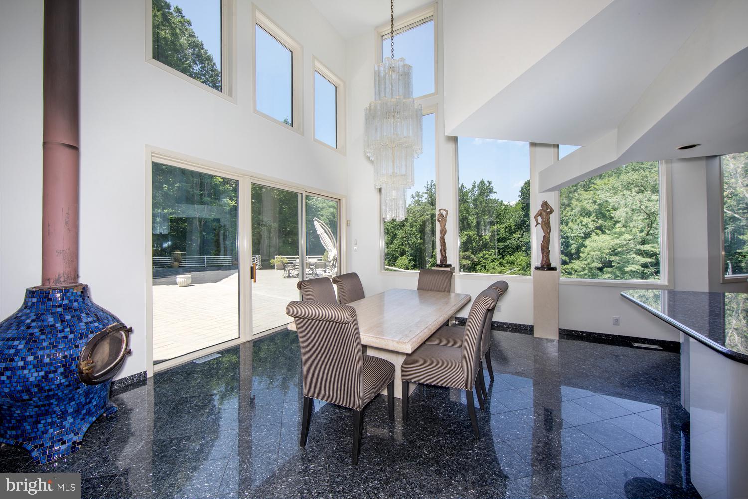 EXECUTIVE HOUSE - Residential