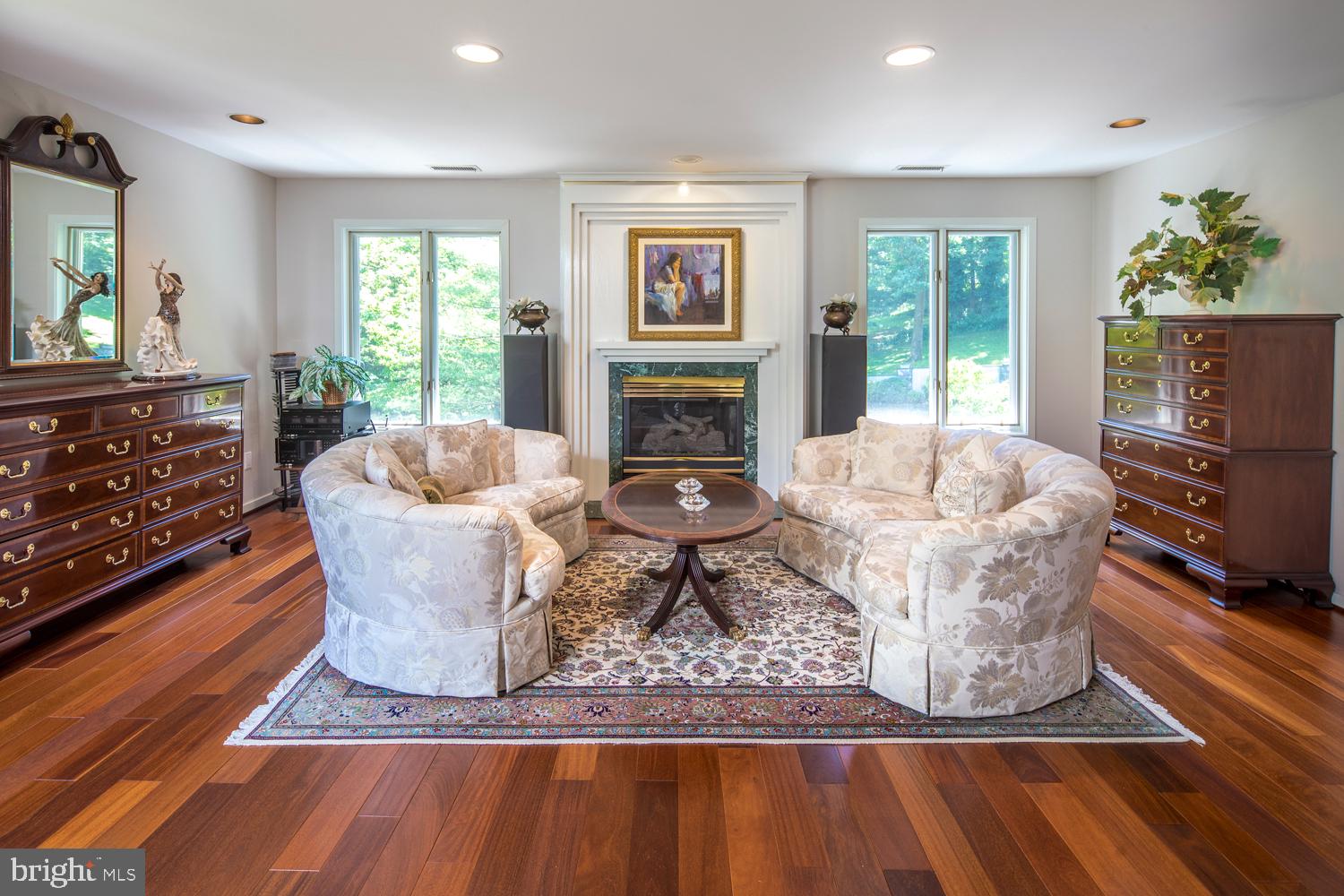 EXECUTIVE HOUSE - Residential