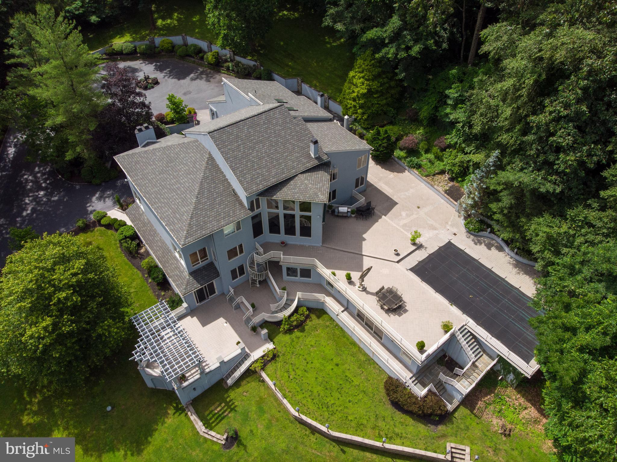 EXECUTIVE HOUSE - Residential