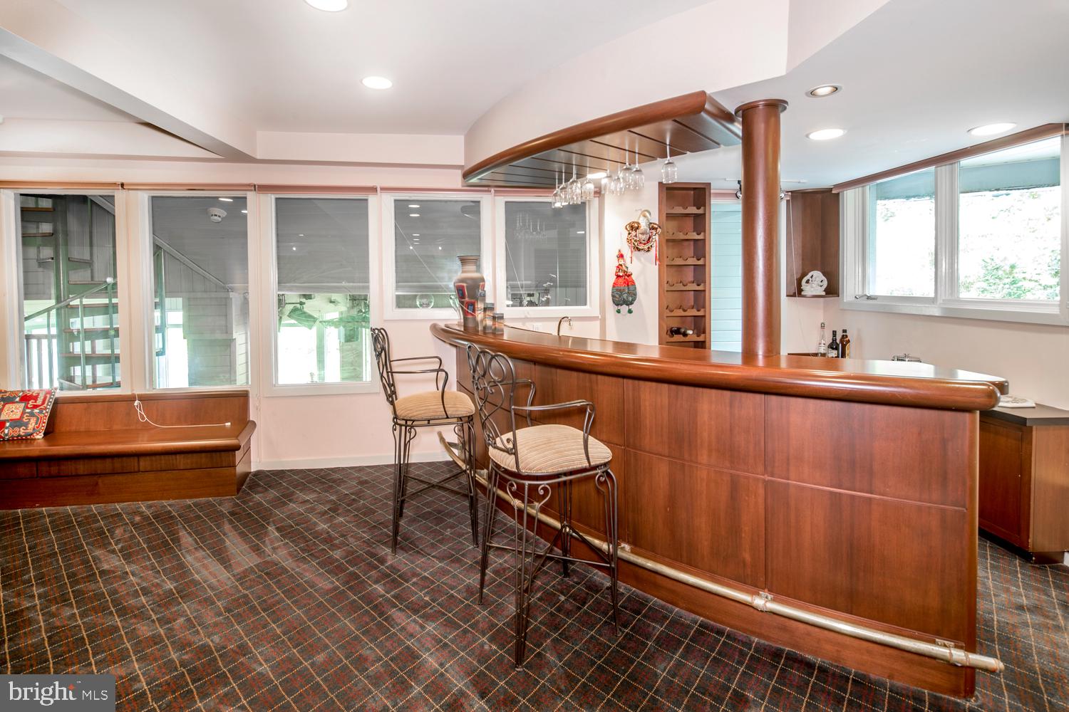 EXECUTIVE HOUSE - Residential