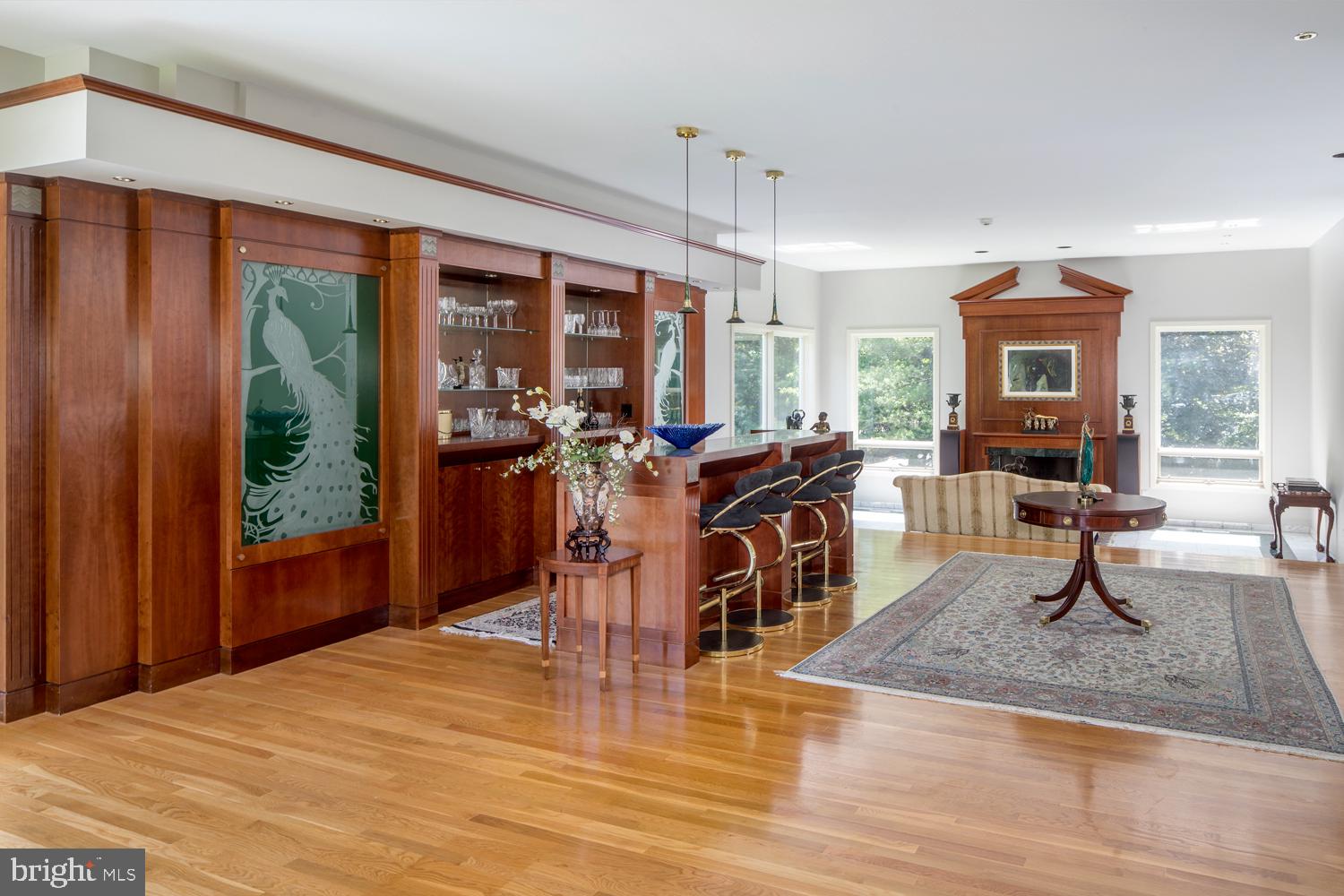 EXECUTIVE HOUSE - Residential