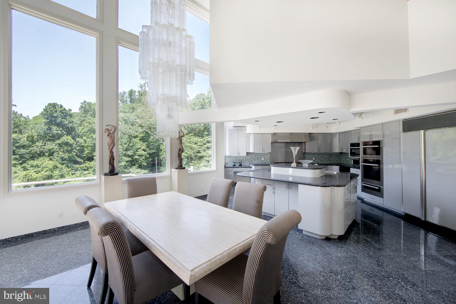 EXECUTIVE HOUSE - Residential