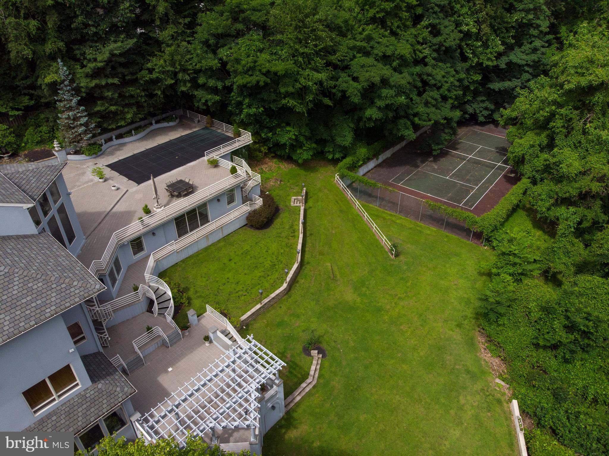 EXECUTIVE HOUSE - Residential