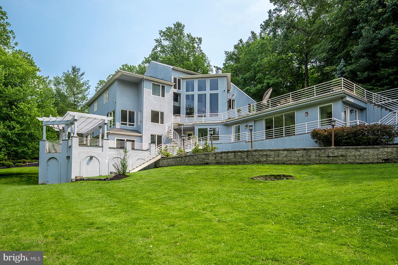 EXECUTIVE HOUSE - Residential