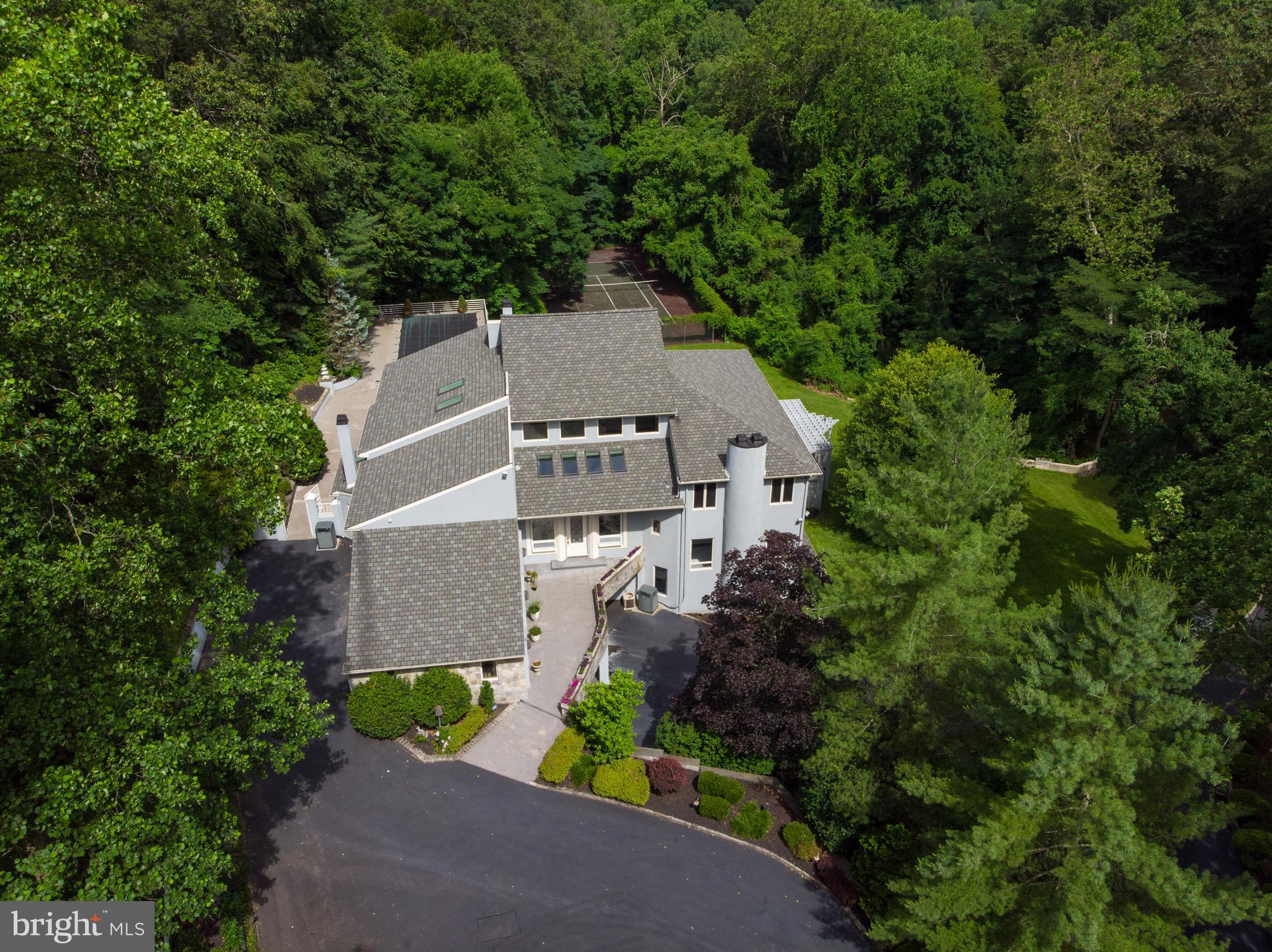 EXECUTIVE HOUSE - Residential