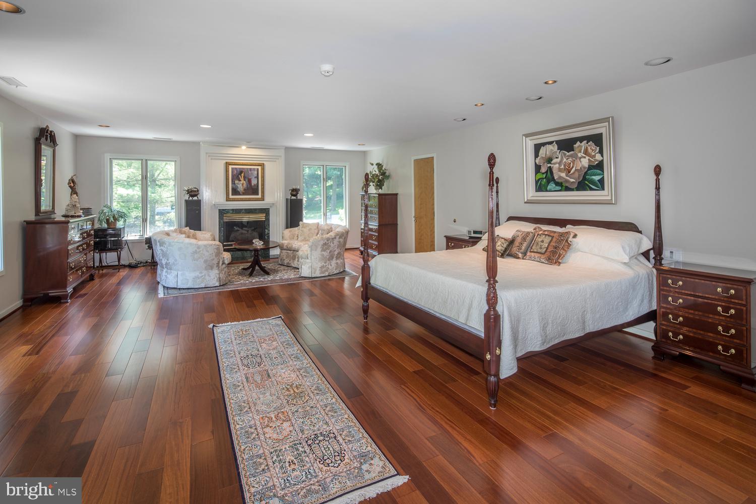 EXECUTIVE HOUSE - Residential