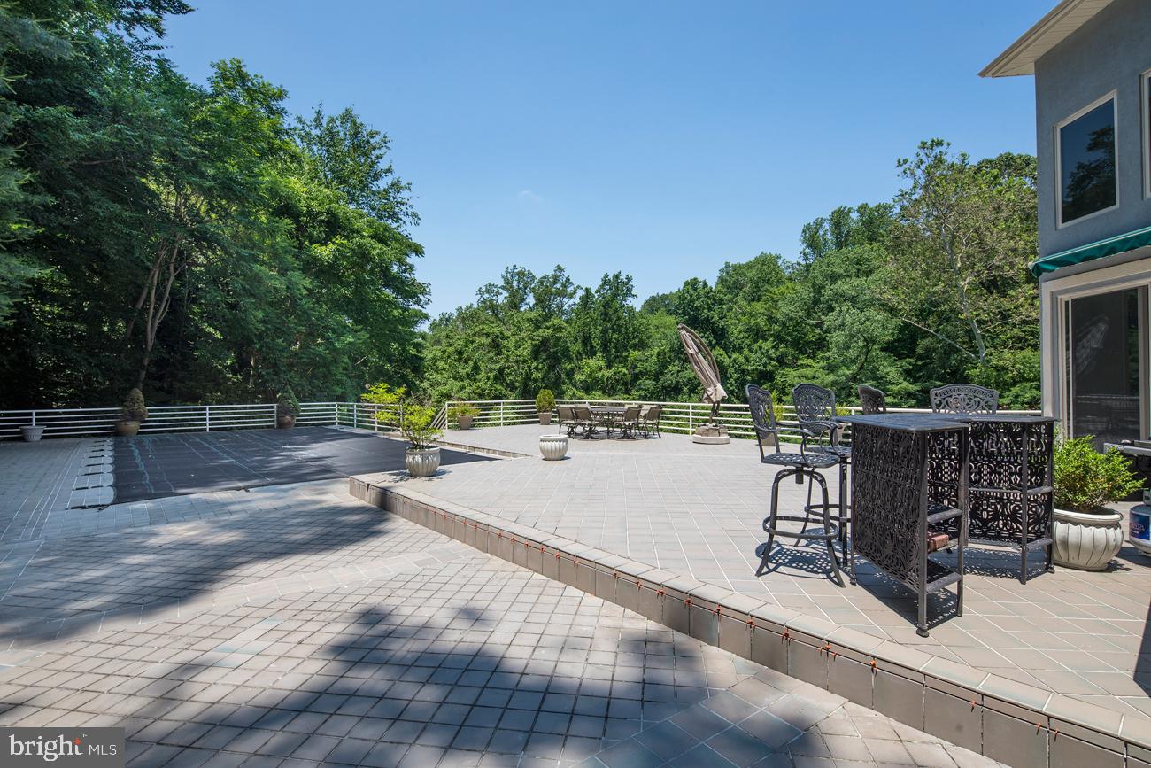 EXECUTIVE HOUSE - Residential