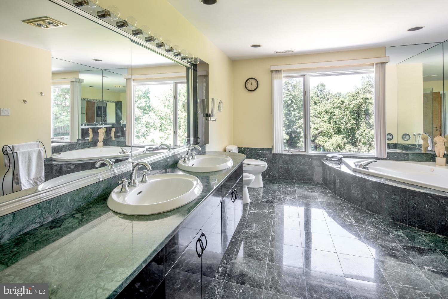 EXECUTIVE HOUSE - Residential