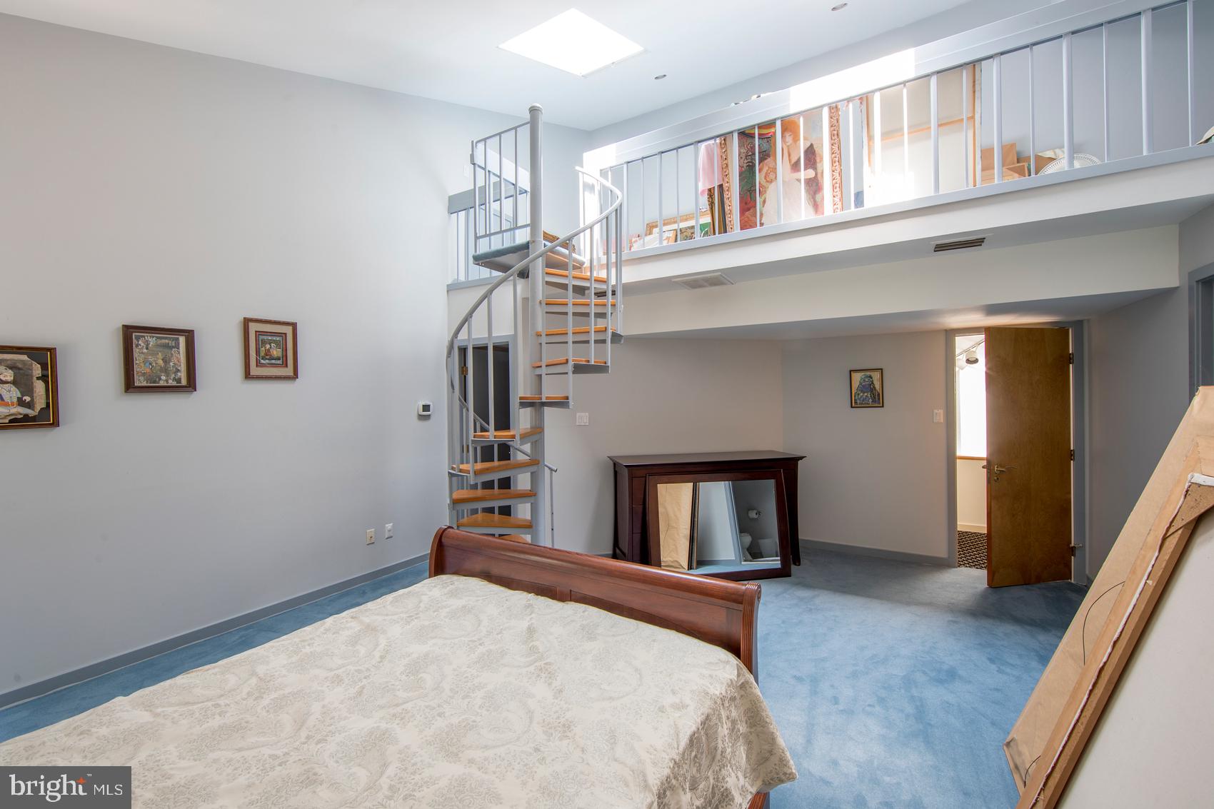 EXECUTIVE HOUSE - Residential