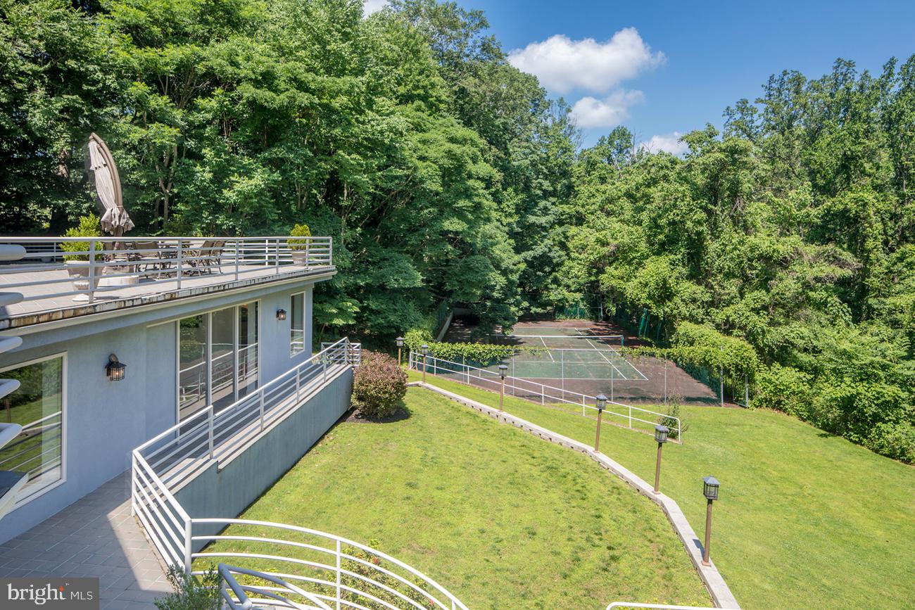 EXECUTIVE HOUSE - Residential