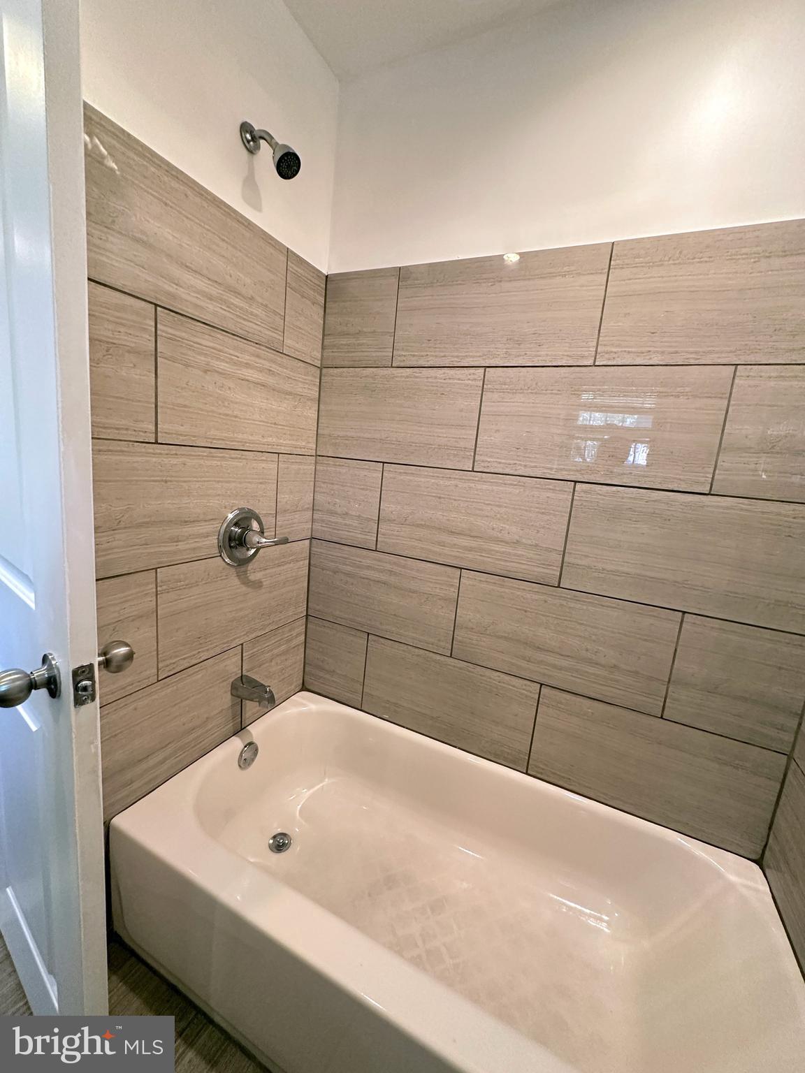 QUEEN VILLAGE - Residential Lease