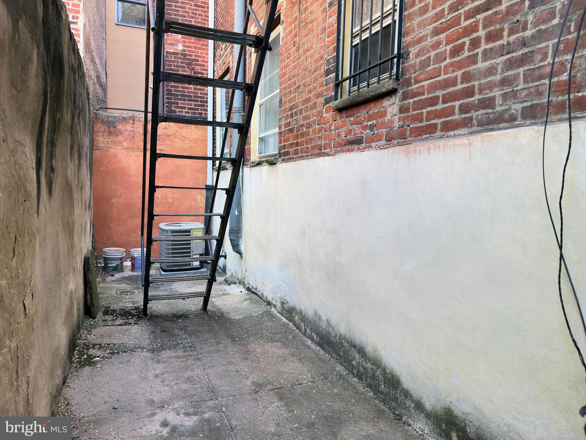 QUEEN VILLAGE - Residential Lease