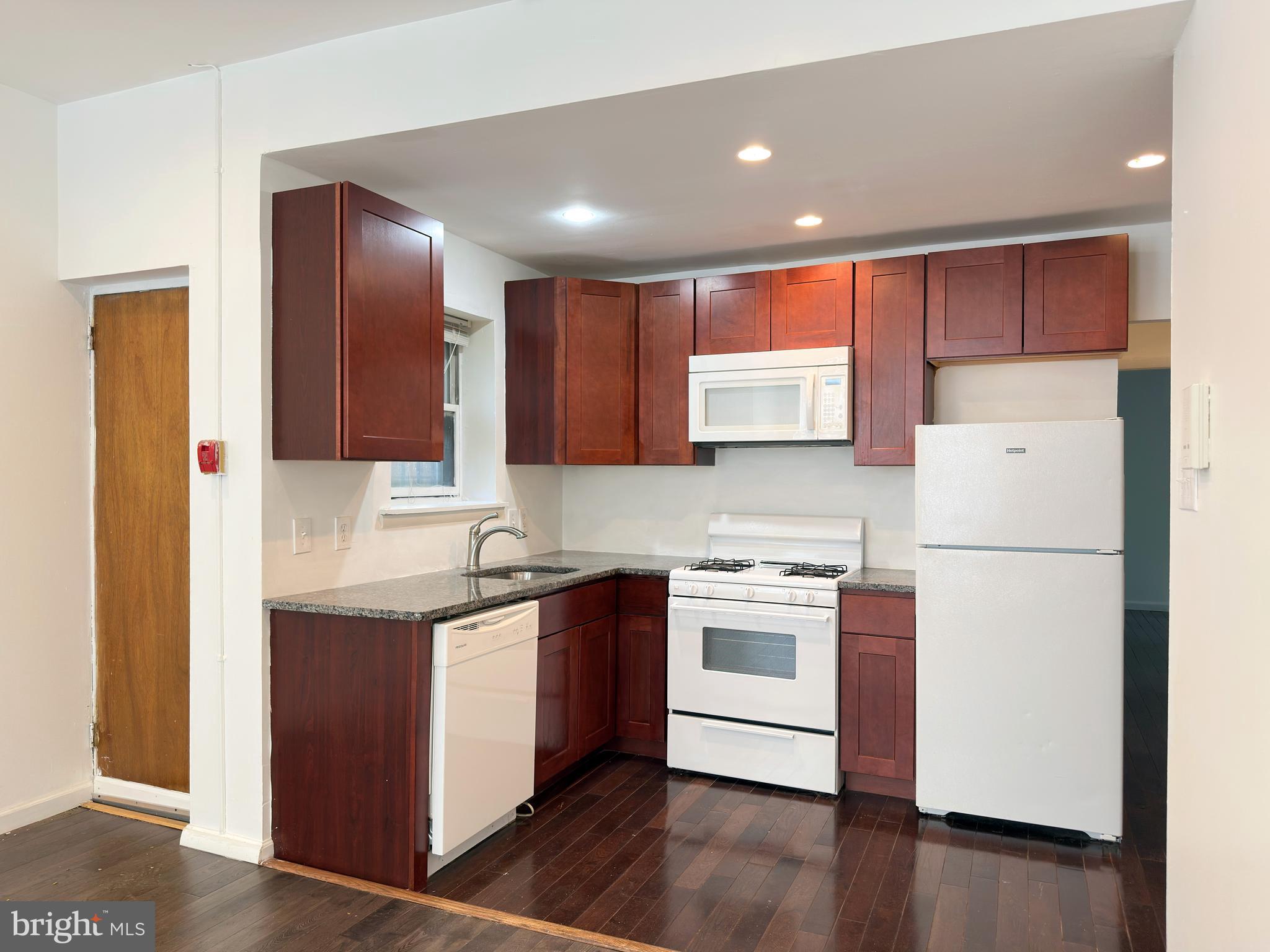 QUEEN VILLAGE - Residential Lease