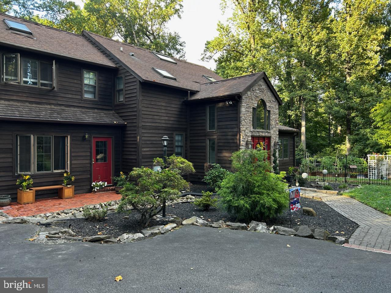 281 WOODLAND DRIVE