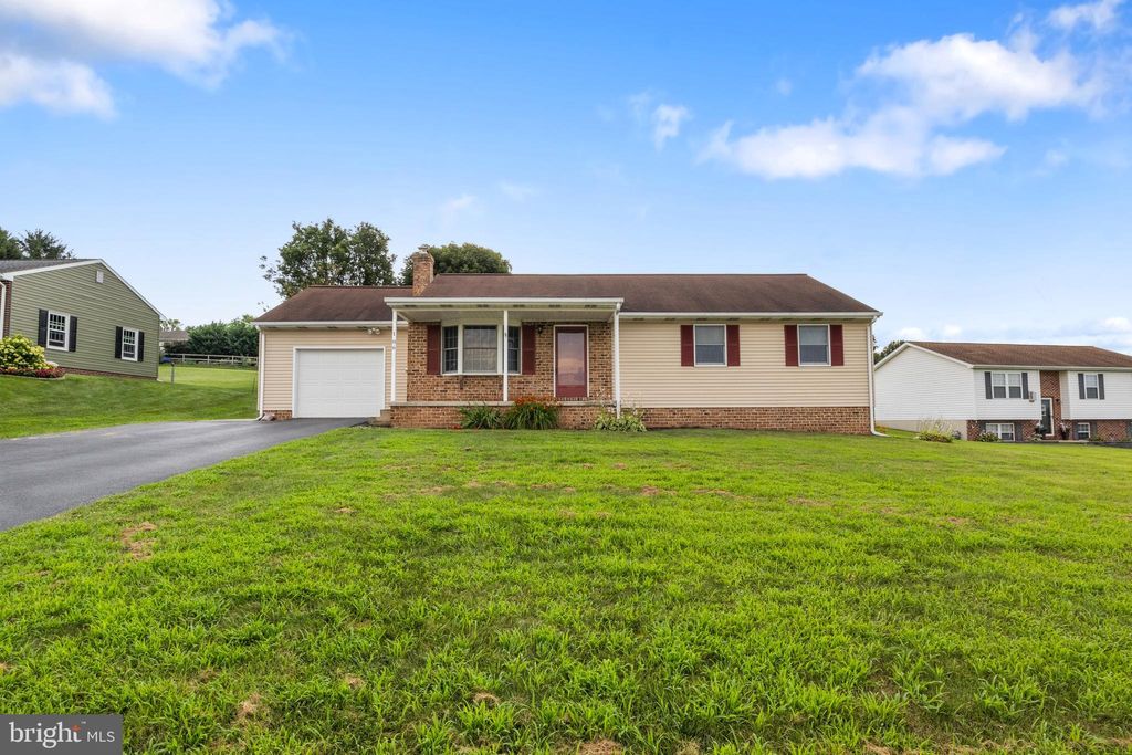 Photo of 186 Skylite Drive, HANOVER, PA 17331 (MLS # PAYK2085860)