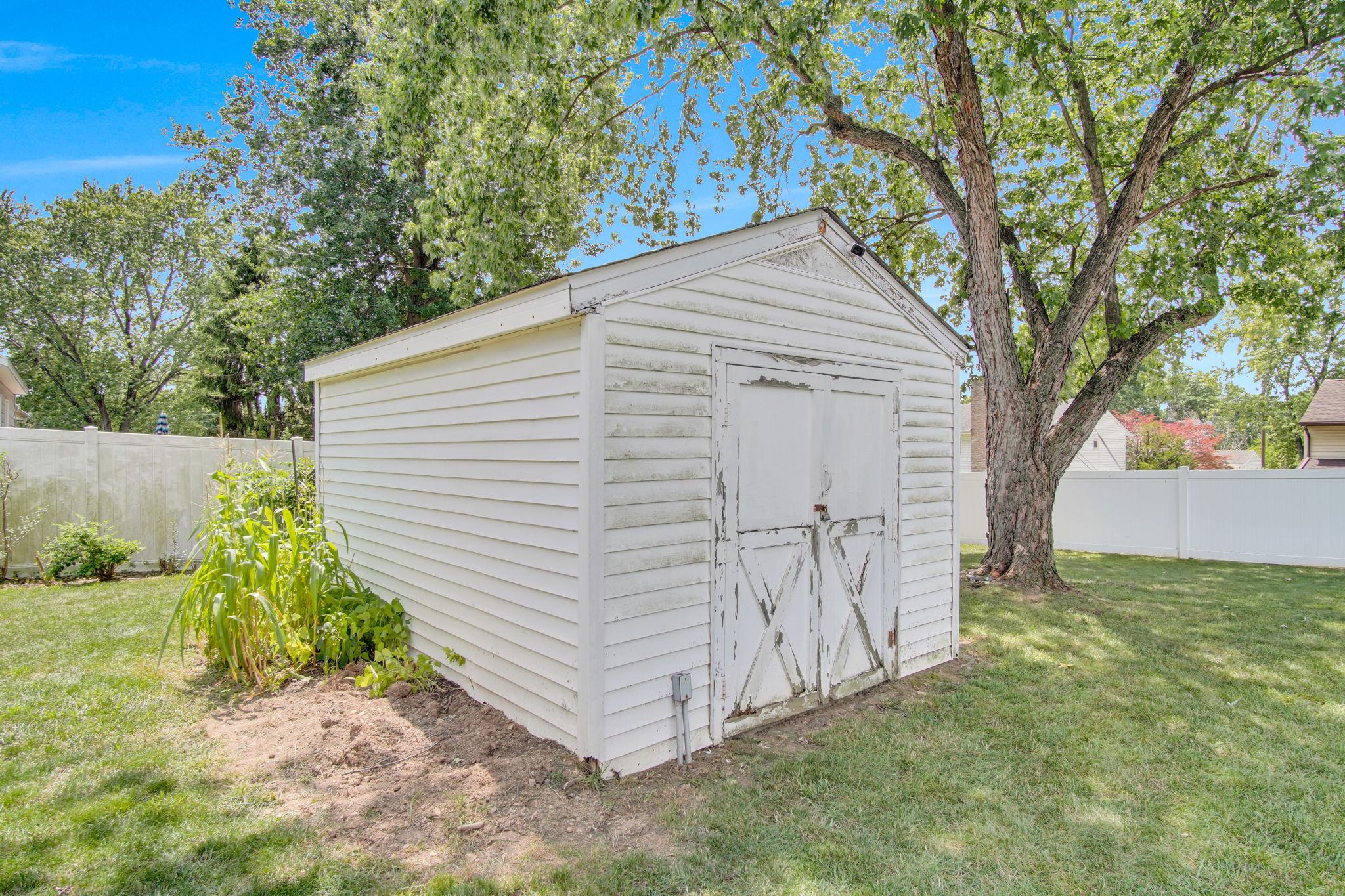 1924 ESTHER DRIVE