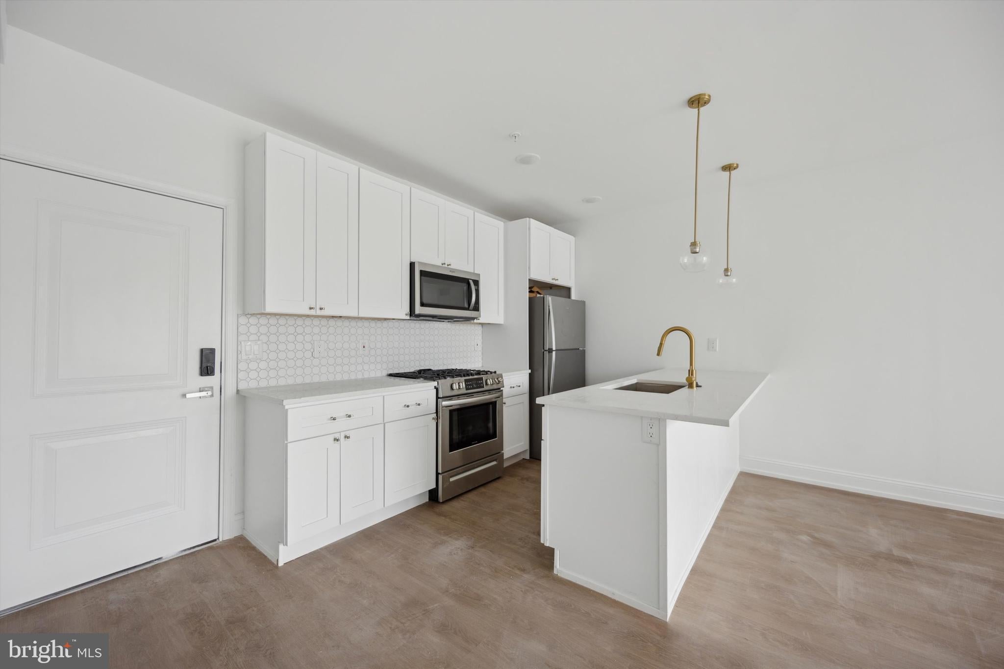 1614 RIDGE AVENUE 204