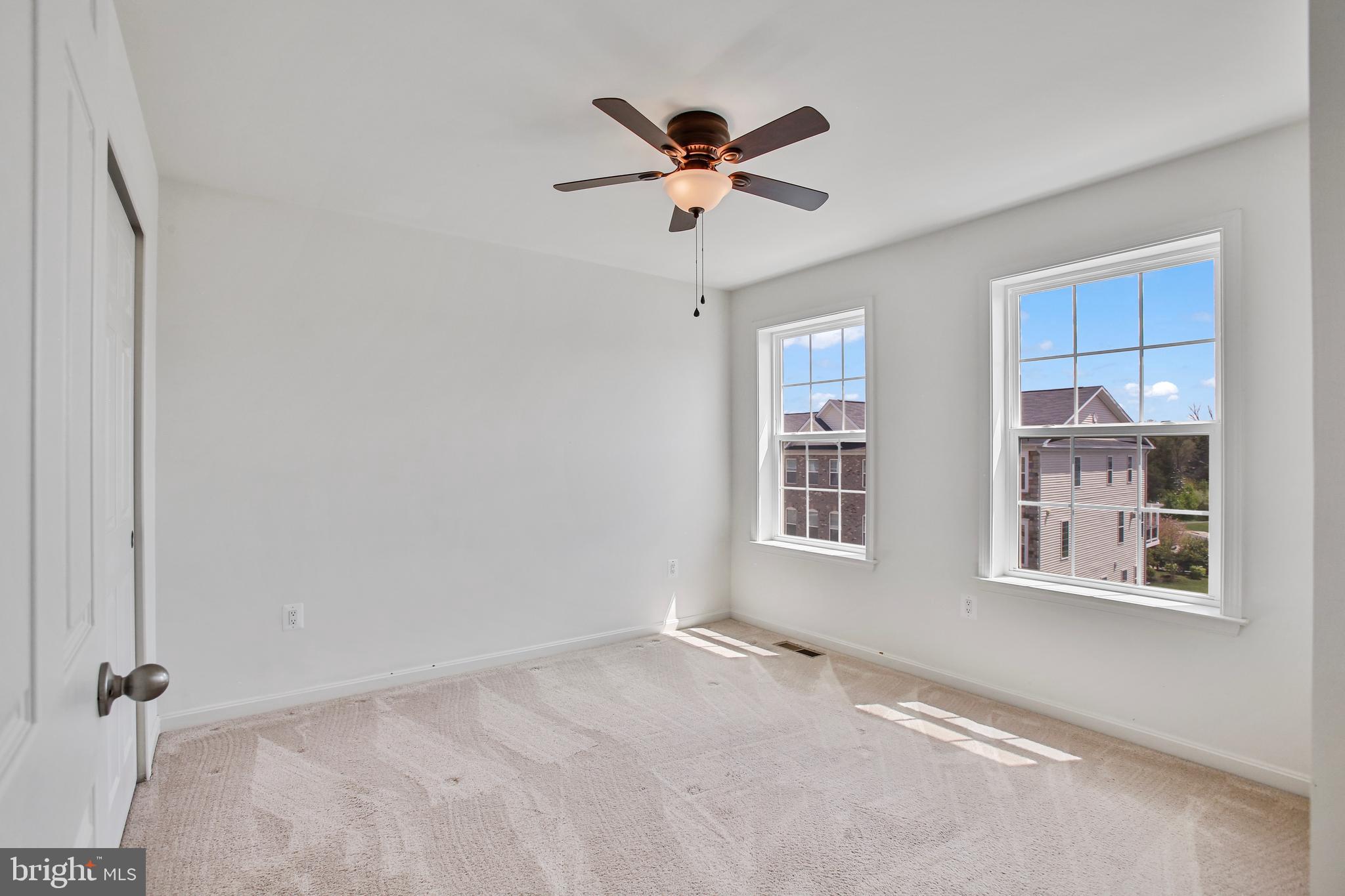 ASHBURN KNOLLS - Residential