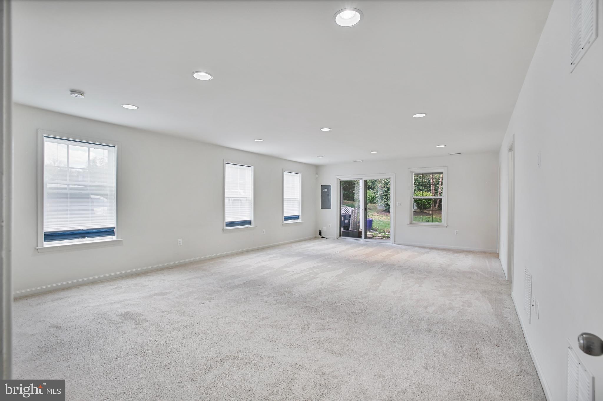 ASHBURN KNOLLS - Residential