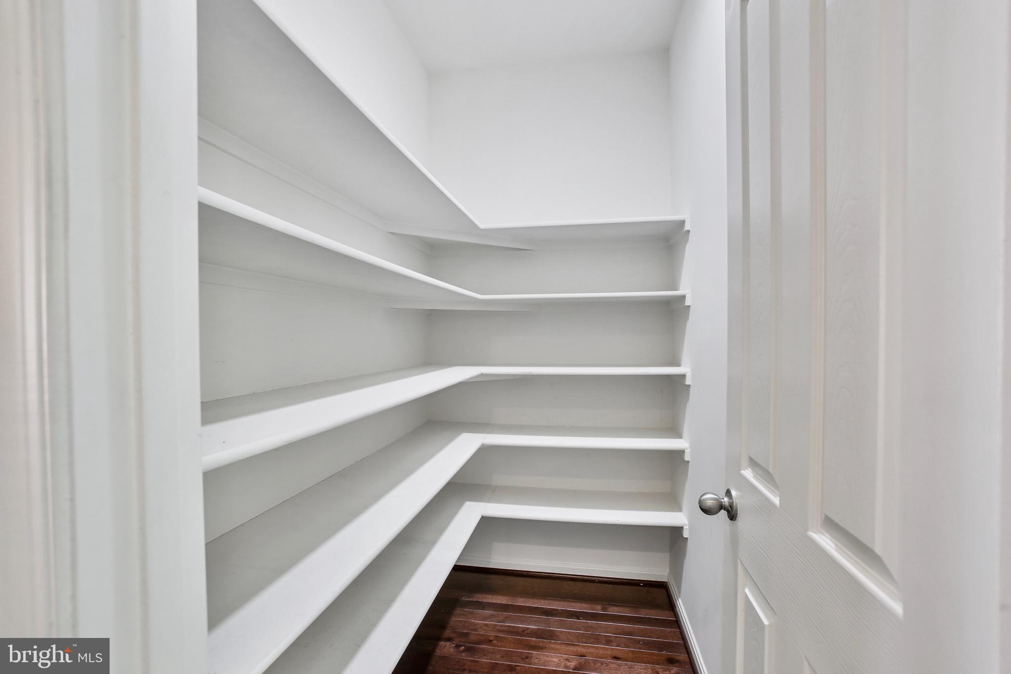 ASHBURN KNOLLS - Residential