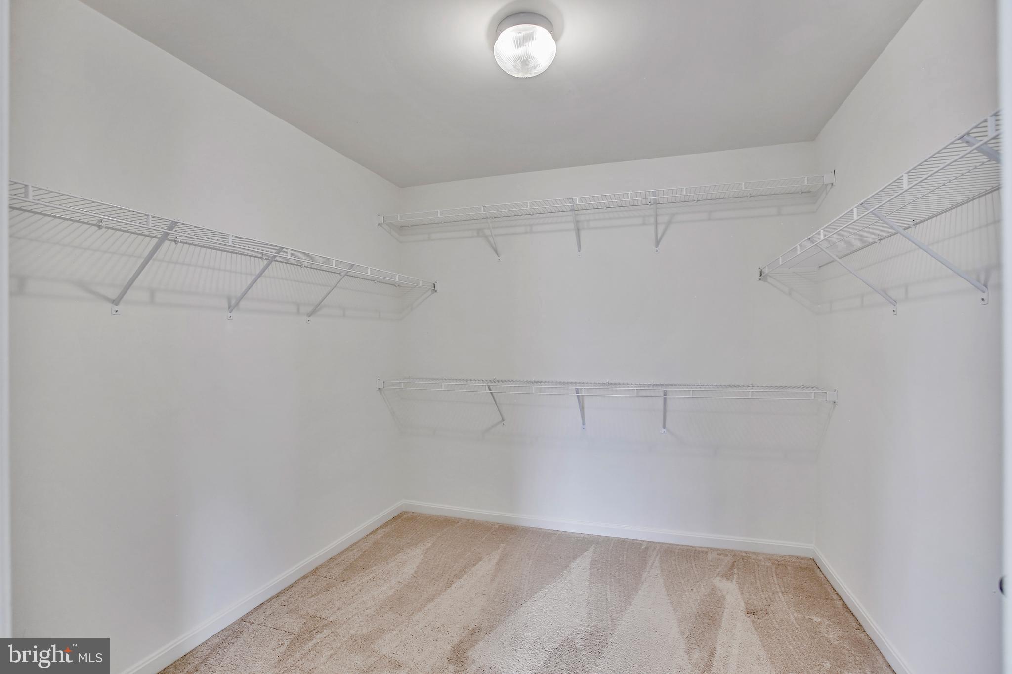 ASHBURN KNOLLS - Residential