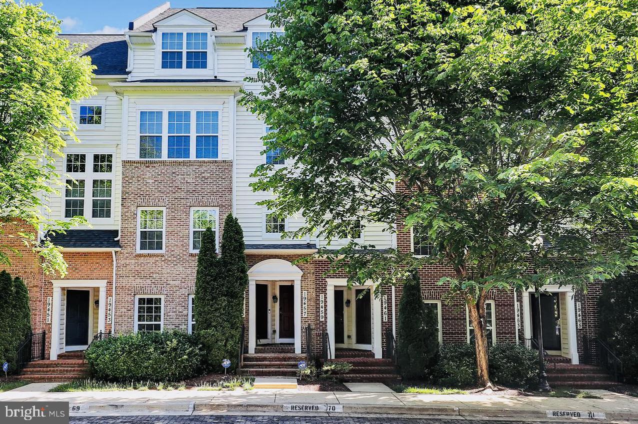 BUCKINGHAM STATION - Residential Lease