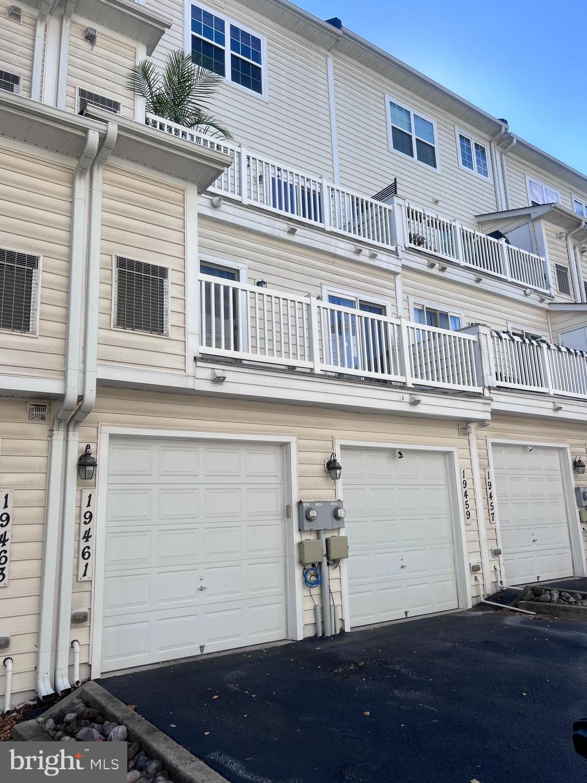 BUCKINGHAM STATION - Residential Lease