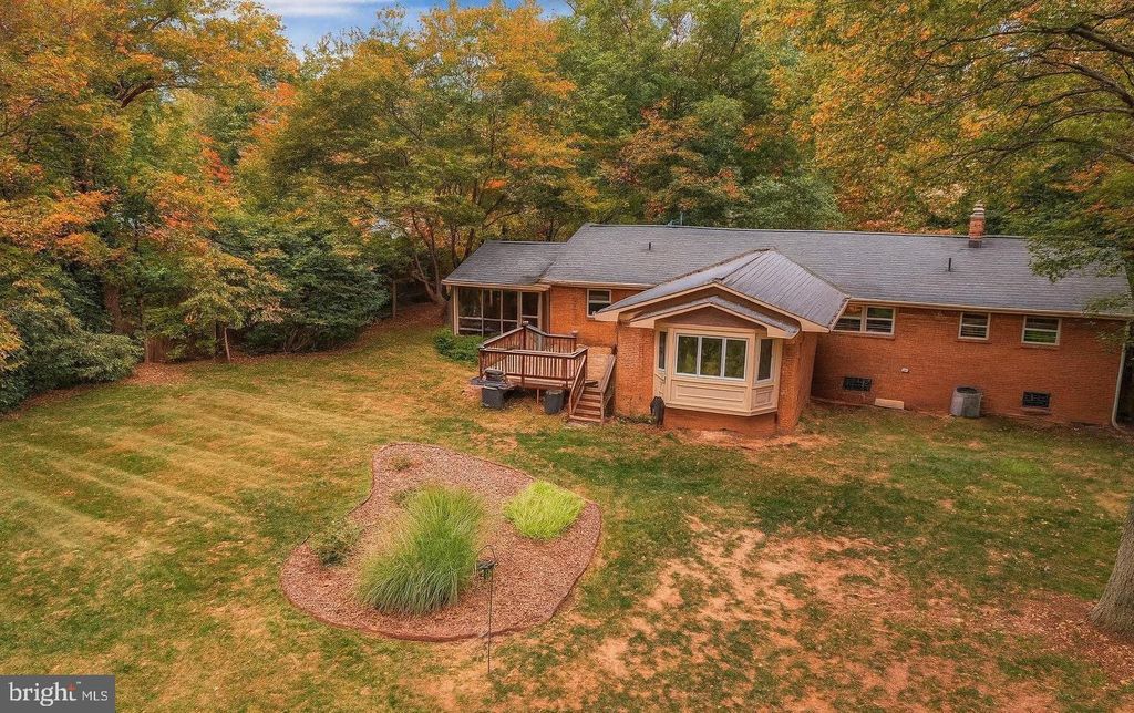 Photo of 6424 Divine Street, MCLEAN, VA 22101 (MLS # VAFX2276060)