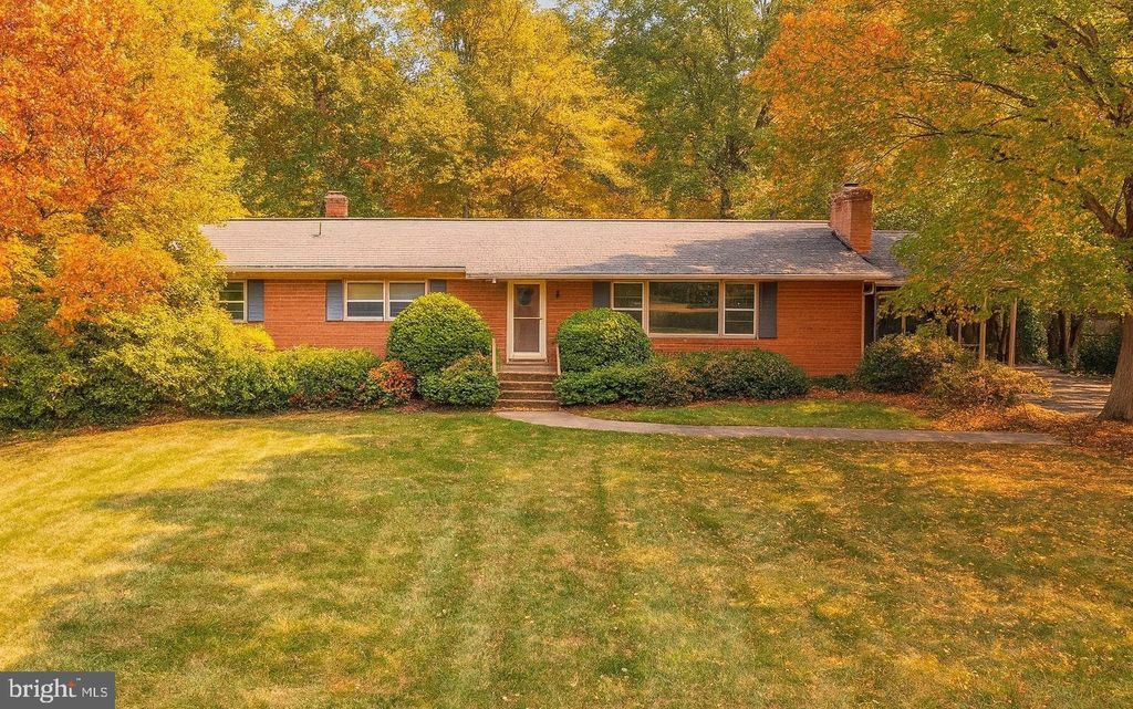 Photo of 6424 Divine Street, MCLEAN, VA 22101 (MLS # VAFX2276060)