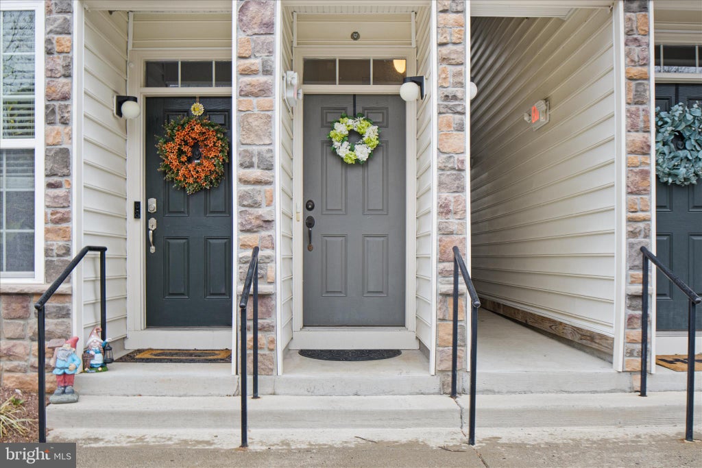 Photo of 24546 Byrne Meadow Square, ALDIE, VA 20105 (MLS # VALO2116900)