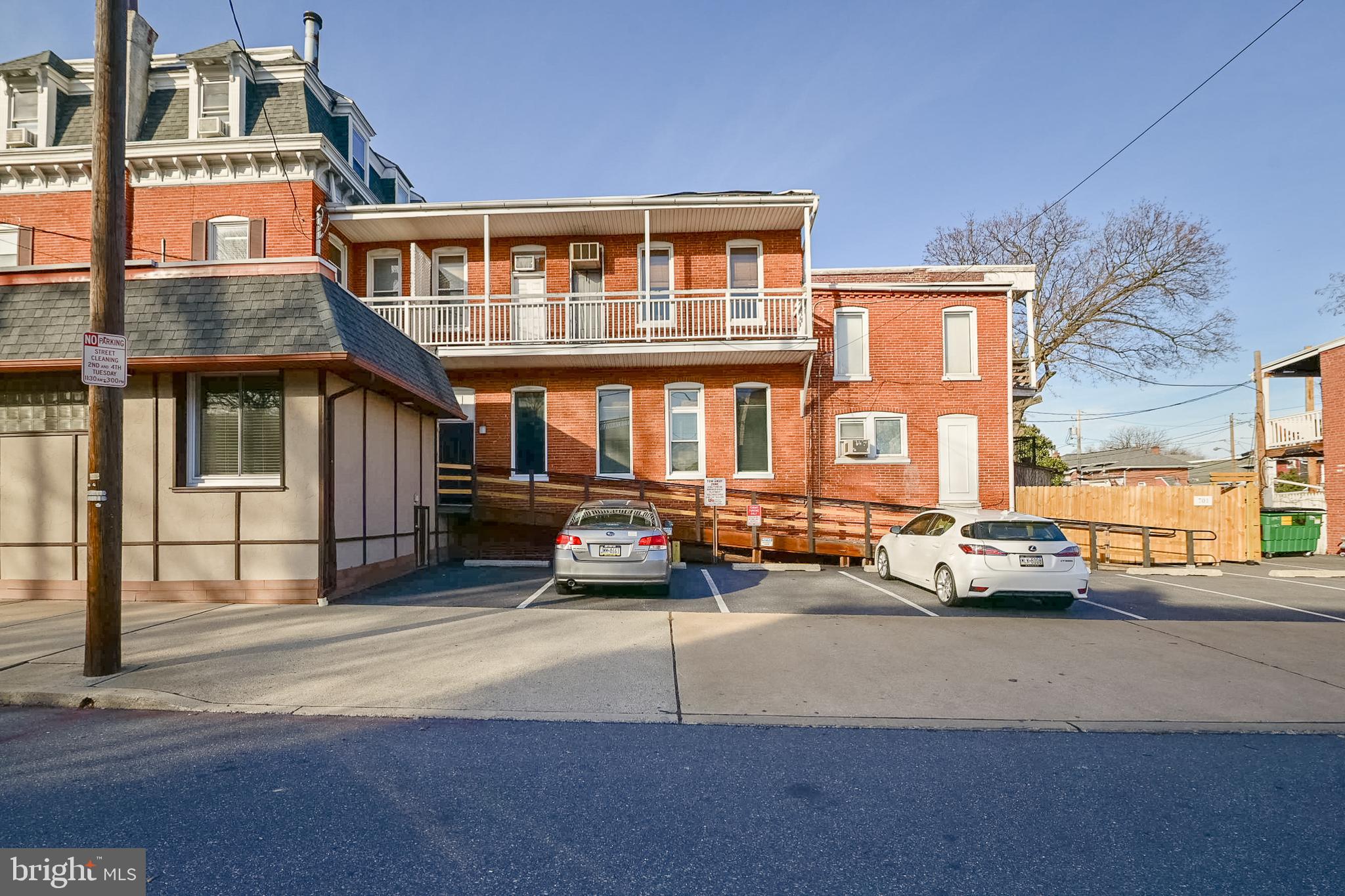 Main image without alt text