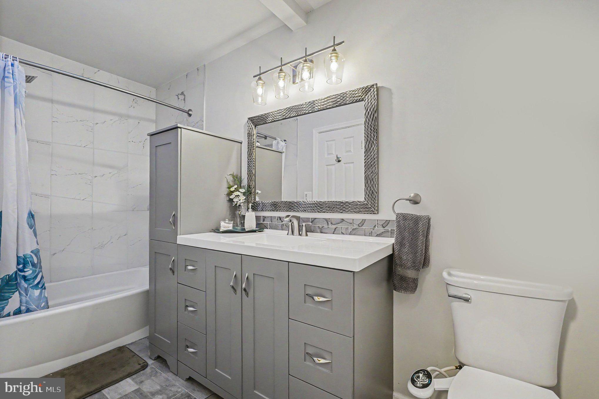 BRENTWOOD SQUARE - Residential