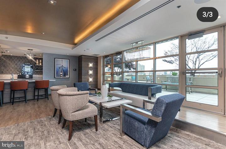 QUEEN VILLAGE - Residential