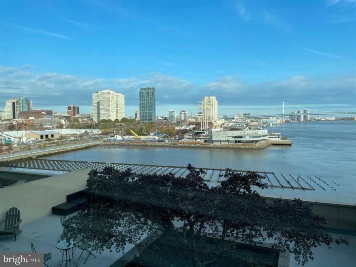 QUEEN VILLAGE - Residential