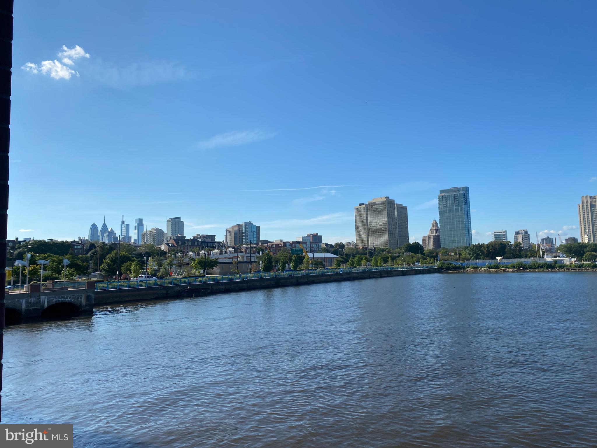 QUEEN VILLAGE - Residential