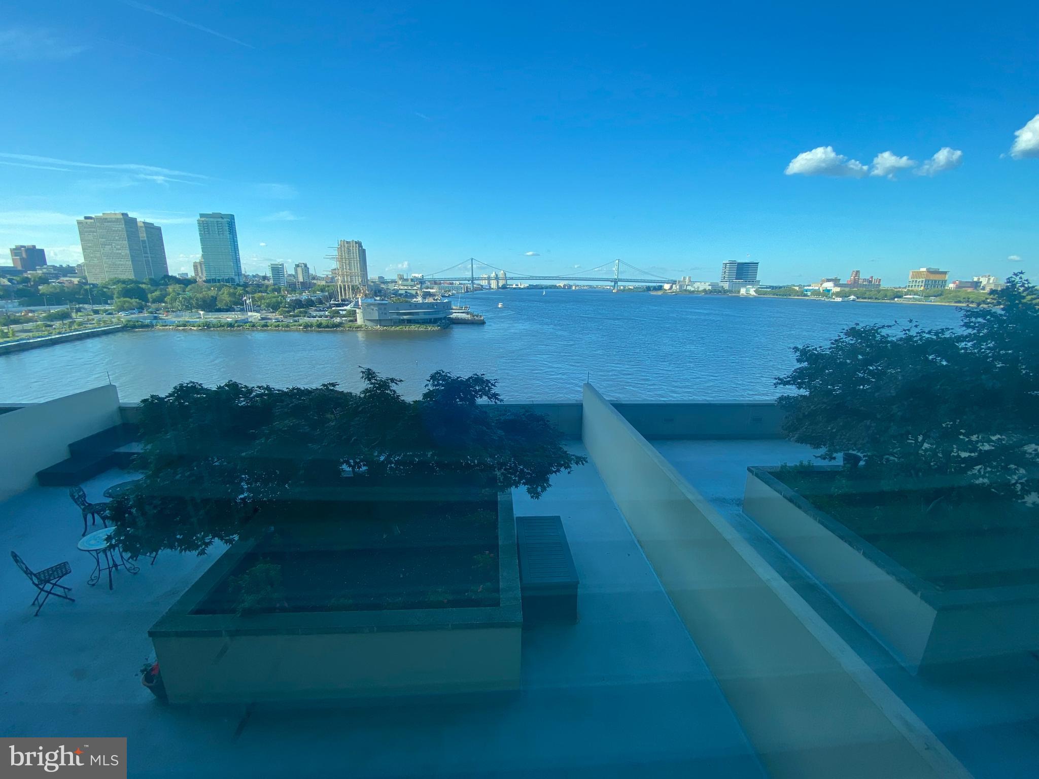 QUEEN VILLAGE - Residential